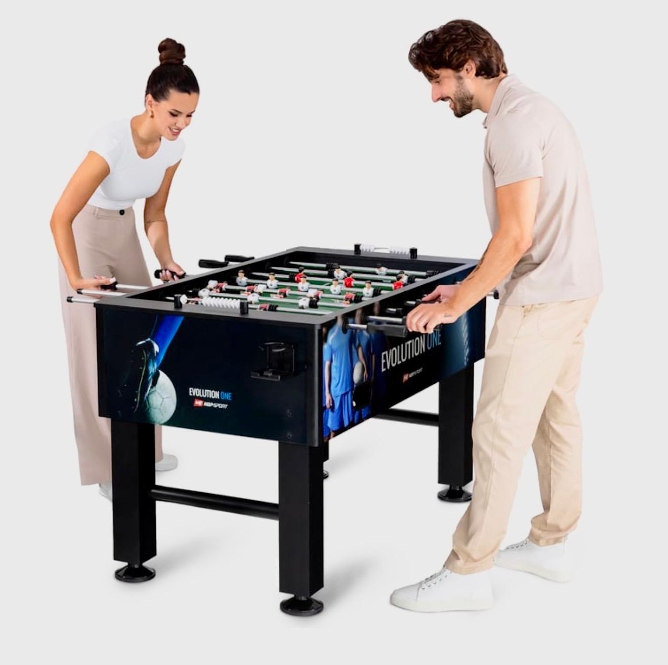 Zwei Personen an einem Tischkicker — Beitrag von @kipagmbh2022