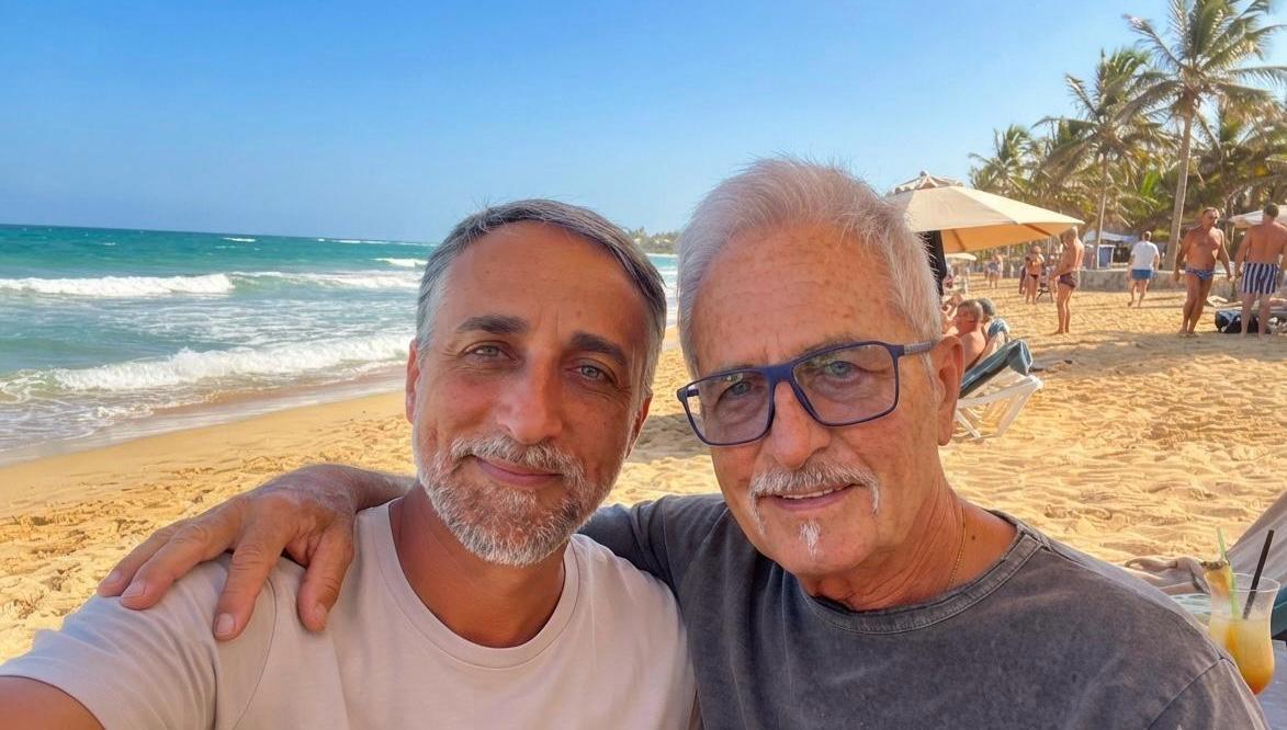 Hans C. Zimmer mit seinem Sohn Oliver am Strand