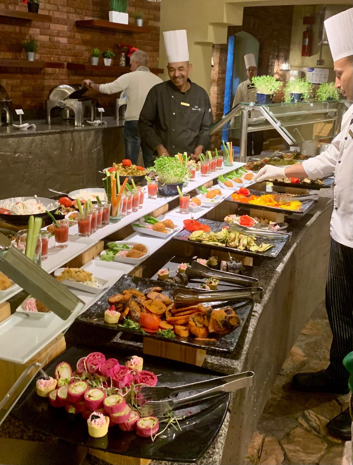 Köche präsentieren ein abwechslungsreiches Buffet