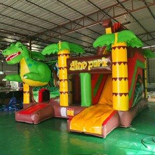 Großes Dino-Park-Spielgerät mit Palmen in einer Halle