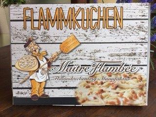 Rustikales Holzschild mit der Aufschrift Flammkuchen