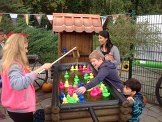 Kinder und Erwachsene an einer Enten-Angel-Spielstation