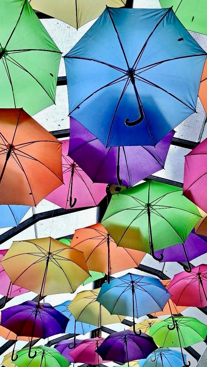 Bunte Regenschirme als kreative Installation zur Belebung der Innenstadt
